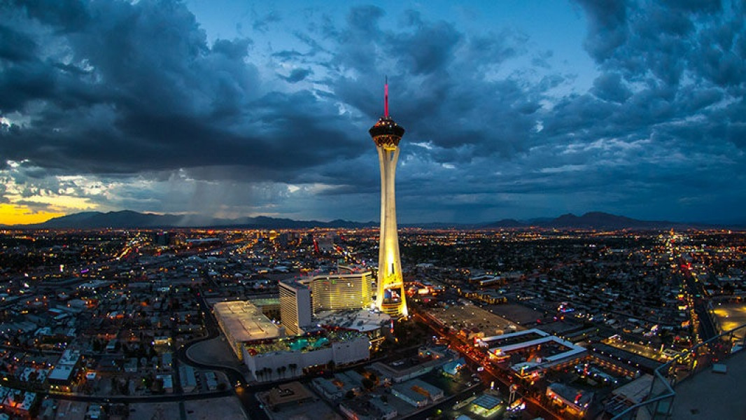 The Strat Hotel Casino And Skypod And Las Vegas Boulevard Gateway Arches At  Night Stock Photo - Download Image Now - iStock