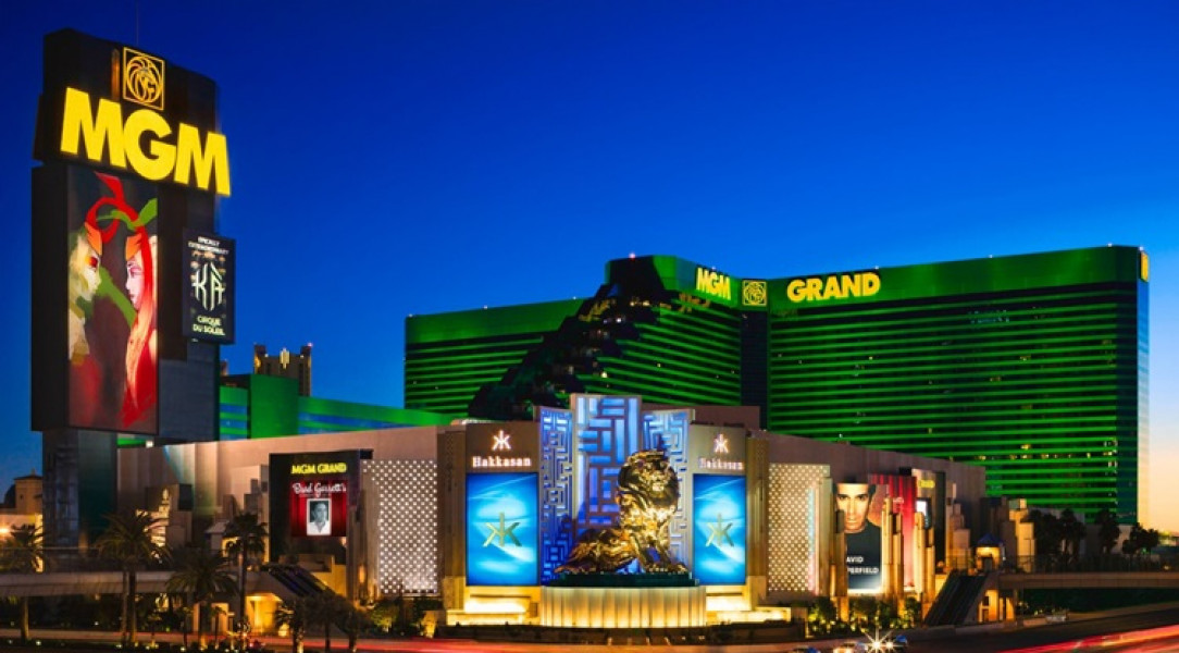 Desert Inn Las Vegas Necklace Pendant Casino Vintage Slot Tournament Promotion 